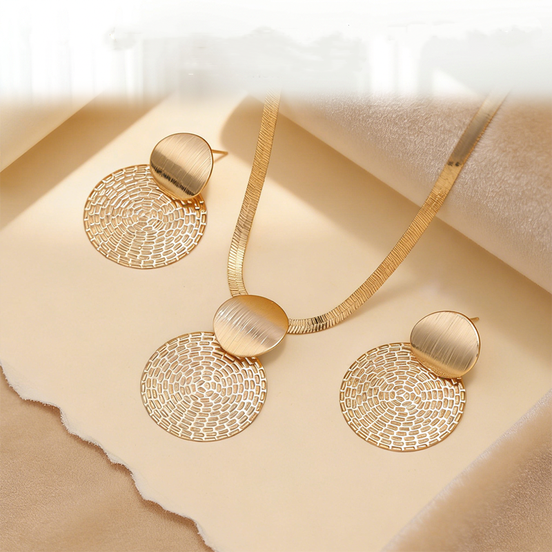 🎁Modern Chic Necklace & Earring Set – Gold finish, geometric design & lightweight – perfect for daily elegance or gifting – includes matching pieces for a polished look 💫